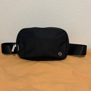 LULULEMON Athletica Black Like New Waistbag
